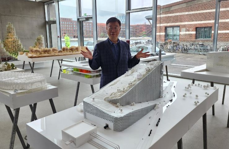 신상진 성남시장이 덴마크의 명물 친환경 소각장 아마게르 바케를 설계한 비야르케 잉엘스 그룹(이하 BIG)을 방문하여 기념촬영을 하고 있다.