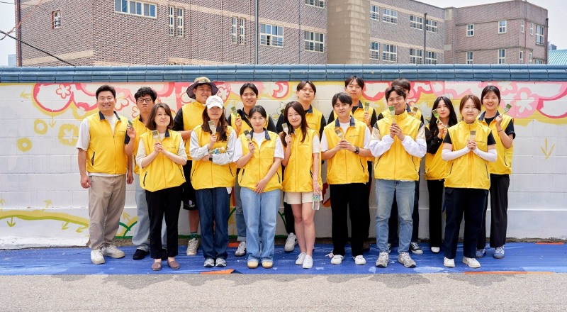 HDC현대산업개발은 지난 5월 HDC 심포니 앙상블 단원과 HDC그룹사와 함께 용산구 관내 삼광초 어린이와 인근 주민들의 거주환경 개선을 위한 봉사활동으로 벽화 그리기를 완성하고 기념사진을 촬영했다.(사진=HDC현대산업개발)