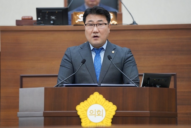 최정웅 의원이 5분 자유발언을 하고 있다.