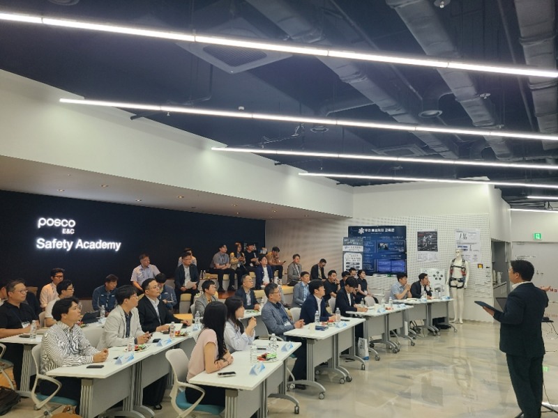 포스코이앤씨가 30일 송도 글로벌R&D센터에서 국토교통부, 국토안전관리원, 한국토지주택공사(LH), 건설사 등 50여명이 모여 스마트건설 얼라이언스 ‘스마트안전’ 기술교류회를 개최했다.(사진=포스코이앤씨)