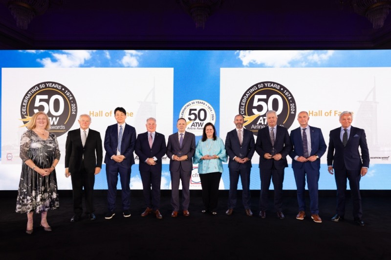 카렌 워커 ATW 총괄 편집장과 명예의 전당에 헌액된 항공사 및 유관 단체 관계자들이 기념촬영을 하는 모습 (조원태 회장은 왼쪽으로 부터 세번째).(사진=대한항공)