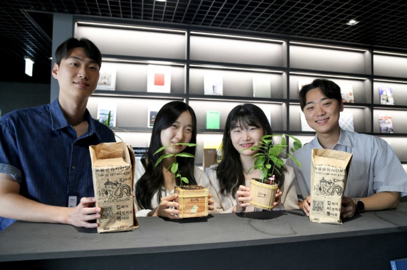 집씨통 캠페인에 참여한 DL이앤씨 직원들이 도토리 화분을 선보이고 있다.(사진=DL이앤씨)
