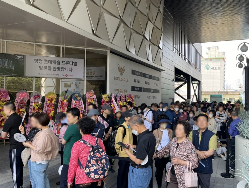 지난달 31일 오픈한 양정 롯데캐슬 프론티엘 견본주택에 방문객들이 입장하는 모습.(사진=롯데건설)