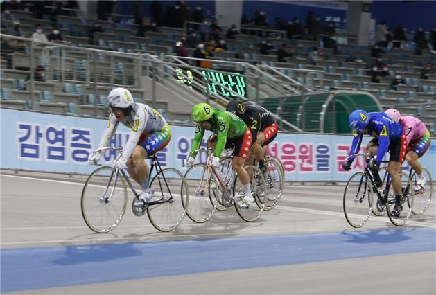 광명스피돔에서 열리는 특선급 경주에서 선수들이 차례로 결승선을 통과하고 있다.(사진=국민체육진흥공단)