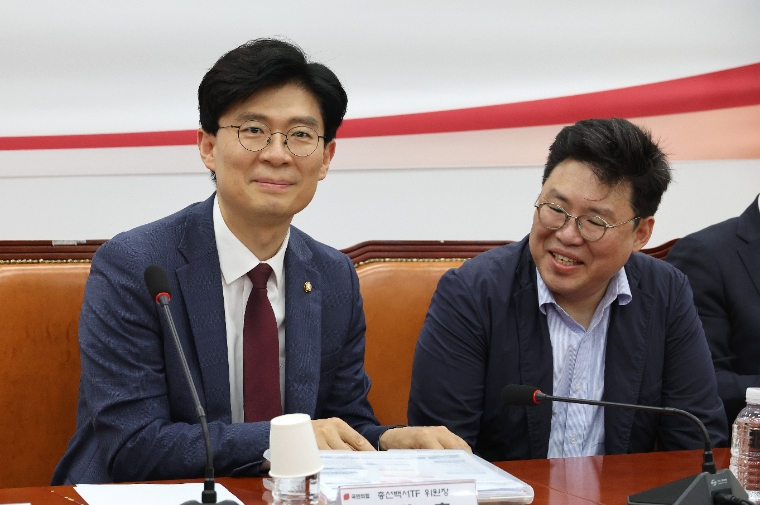 국민의힘 조정훈 (왼쪽) 총선백서TF 위원장 (사진=연합뉴스)