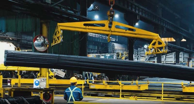 경북 포항 화진철강 공장에서 작업자가 크레인으로 철근을 옮기고 있다.(사진=포스코DX)