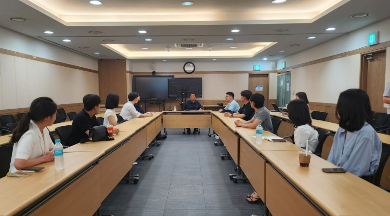 코레일 전승찬 수도권서부본부장과 제17기 주니어보드가 ‘한국철도 안전문화 증진 간담회’를 진행 중이다.(사진=코레일 수도권서부본부)