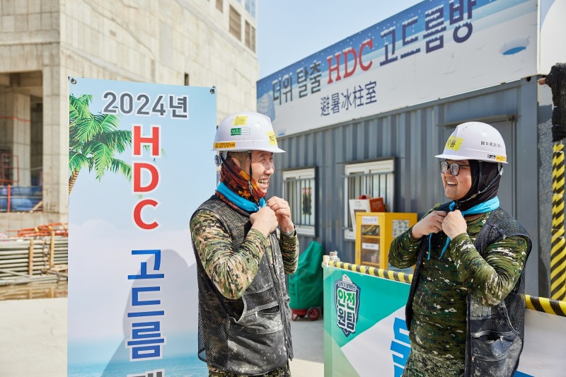 HDC현대산업개발은 전 현장에 냉방시설과 냉동고, 음료 등이 마련된 ‘개방형 고드름 쉼터’를 설치하며 현장 근로자의 온열질환 예방에 집중하고 있다.(사진=HDC현대산업개발)