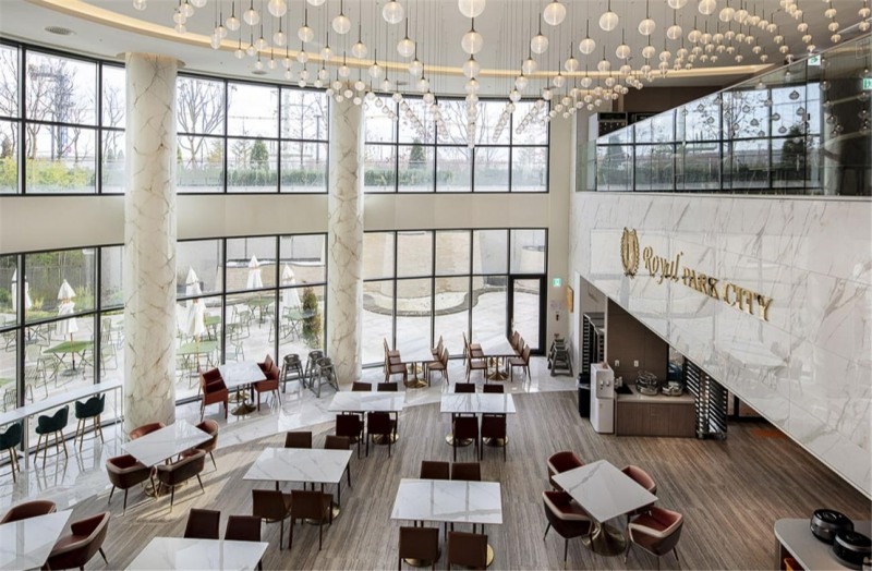 3식 서비스를 제공하는 국내 최대 규모 크기 로열파크씨티 트리니티 라운지.(사진=DK아시아)