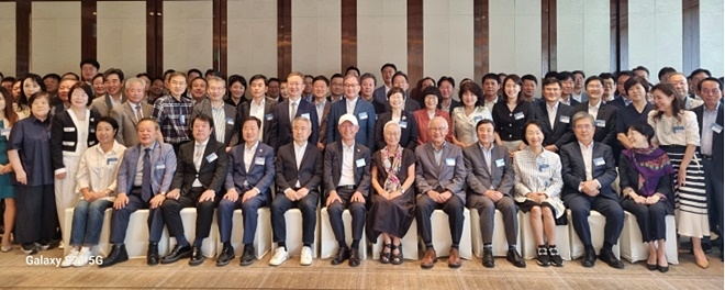 "서울대학교 자연과학대학 제39차 SPARC Leaders Forum" 아이넷방송그룹 박준희 회장(앞줄 왼쪽 세 번째), 김희철 스파크 회장(왼쪽 네 번째), 조찬 강의자 최진석 서강대 명예교수(왼쪽 다섯 번째), 오종남 스파크 주임교수(왼쪽 여섯 번째), 문훈숙 유니버설 발레단 단장(오른쪽 첫 번째), 진동수 전 금융위원장(오른쪽 두 번째), 차광은 차병원그룹 부회장(오른쪽 세 번째), 정운기 스파크 차기회장(오른쪽 네 번째). (사진제공=아이넷방송)