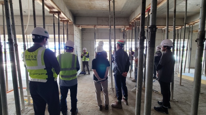 전북 군산시 개정면 기초생활거점 조성사업 현장 안전점검 모습.(사진=국토안전관리원)