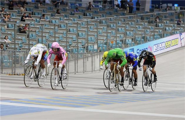광명스피돔에서 열린 경륜 왕중왕전 특선급 결승전에서 출전선수들이 결승선을 통과하고 있다.(사진=국민체육진흥공단)