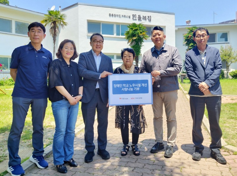 (왼쪽에서 세 번째부터) 신왕섭 HDC현대산업개발 실장, 송우정 애광원 대표, 황기익 HDC현대산업개발 김해도시계획도로 현장소장.(사진=HDC현대산업개발)