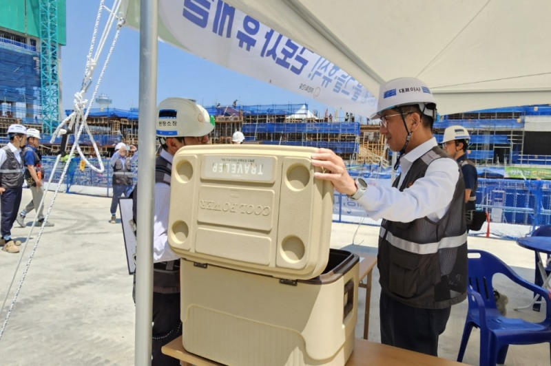 ㈜한화 건설부문 김승모 대표이사가 부산 오시리아 메디타운 공사현장에서 임직원들과 함께 여름철 폭염과 장마 대비 안전점검을 실시하고 있다.(사진=한화 건설부문)