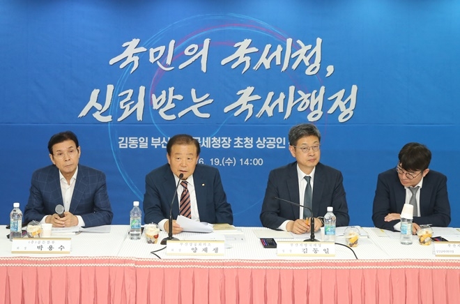 부산국세청장 초청 간담회 자리에서 양재생 부산상의 회장이 발언을 하고 있다.(사진제공=부산상공회의소)