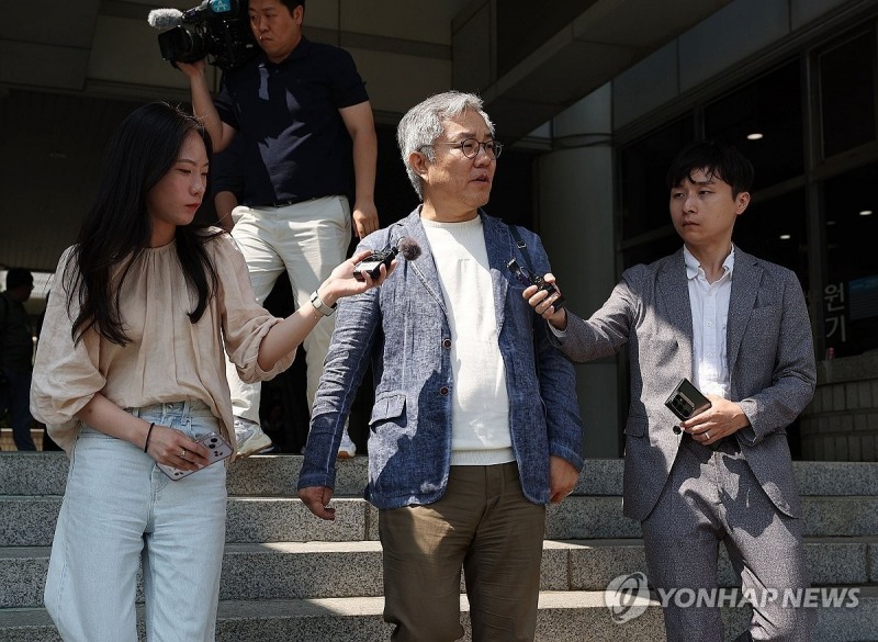 법원 나서는 최강욱 전 의원.(사진=연합뉴스)