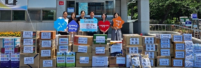 정관읍과 기장군어린이집연합회 소속 민간분과 어린이집 7개소는 최근 복지사각지대 주민지원을 위한 생필품 전달 행사를 갖고 기념촬영. 사진 왼쪽부터 가화행복어린이집(원장 안상미), 동일3차어린이집(원장 노명옥), 숲속나라어린이집(원장 박화선), 송영종 정관읍장, 이지누리어린이집(원장 안영진), 이지아이숲어린이집(원장 차연규)이 참석. (사진제공=부산 기장군)