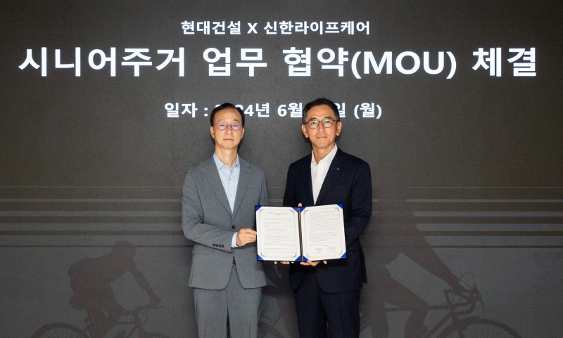 서울 종로구 현대건설 본사에서 현대건설 이동훈 개발사업부장(가운데)과 신한라이프 김순기 전략기획그룹장(왼쪽), 신한라이프케어 우석문 대표(오른쪽)가 시니어 주거 개발 협력에 관한 업무협약을 체결한 후 기념사진을 촬영하고 있다.(사진=현대건설)