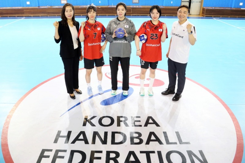 신한금융그룹(회장 진옥동)은 '2024 파리올림픽'에 출전하는 5개 후원 종목 국가대표팀에 격려금을 전달했다고 25일 밝혔다. 24일 오전 신한카드 문동권 사장은 올림픽핸드볼경기장에서 여자 핸드볼 국가대표팀을 만나 그룹의 격려금과 응원메시지를 전달했다. 문 사장이 여자 핸드볼 국가대표 우빛나 선수, 박새영 선수, 신은주 선수, 대한핸드볼협회 장리라 부회장(오른쪽부터)과 함께 대표팀의 선전을 기원했다. 사진=신한카드