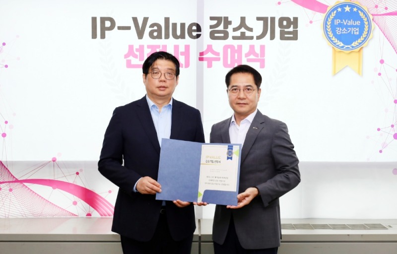 김대원 기보 중앙기술평가원 원장(사진 오른쪽)과 김윤제 (주)심시스글로벌 대표가 IP-Value 강소기업 수여식에서 기념촬영을 하고 있다. 사진=기술보증기금