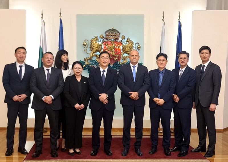 25일(현지시간) 윤영준 현대건설 사장이 루멘 라데프 불가리아 대통령과 면담하며 코즐로두이 원전 프로젝트 수행의 기반을 다졌다.(사진=현대건설)