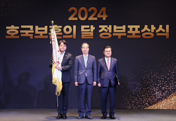 BNK부산은행(은행장방성빈)은지난27일(목),앰배서더서울풀만호텔에서열린‘2024호국보훈의달정부포상식’에서대통령표창을수상했다.(사진오른쪽부터BNK부산은행손대진고객기획본부장,한덕수국무총리)