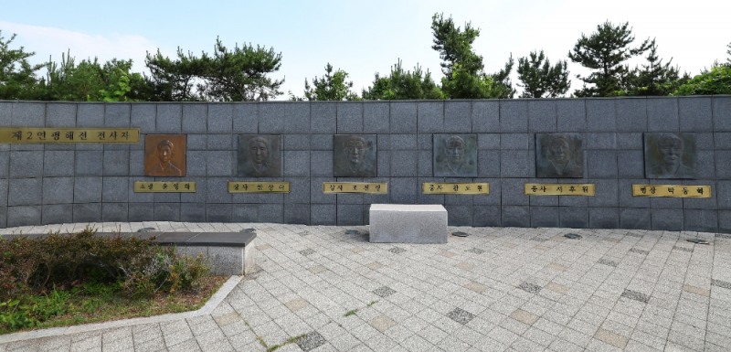 인천 옹진군 대연평도에 위치한 평화공원에 설치된 제2연평해전 전사자의 부조 모습.(사진=연합뉴스)