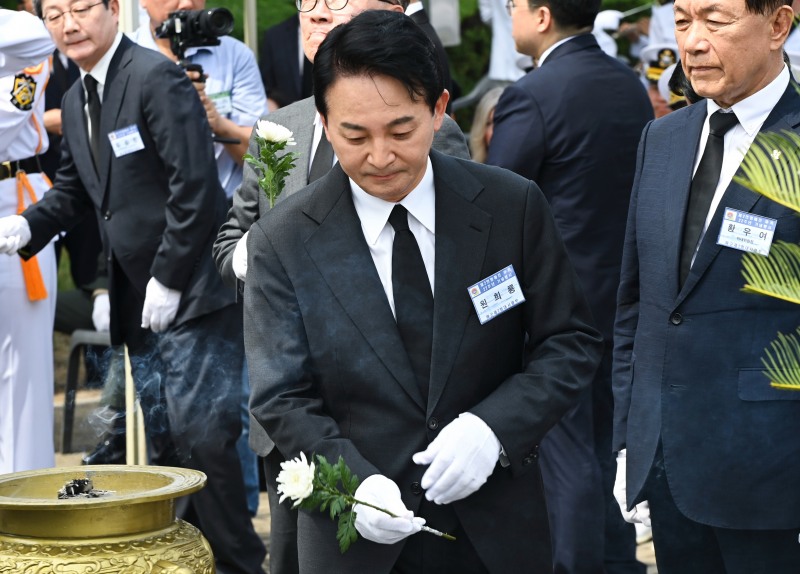 29일 오전 경기도 평택시 해군 제2함대사령부에서 열린 '제2연평해전 승전 22주년 기념식'에서 국민의힘 당권주자인 원희룡 전 국토교통부 장관이 헌화하고 있다. 사진=연합뉴스