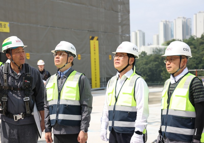 (왼쪽부터) HDC현대산업개발 김윤호 고덕아이파크디어반현장 소장, 최익훈 대표이사, 김회언 대표이사, 조태제 대표이사.(사진=HDC현대산업개발)