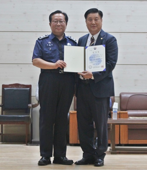 최진규 소장이 교정대상 상금 전액을 기부한 권오갑 위원에게 감사장을 전달하며 기념촬영.(사진제공=경북북부제1교도소)