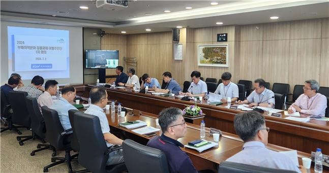전력거래소(이사장 정동희)는 2일(화) 본사 대회의실에서 이사장 주재하에 부이사장, 본부장, 부서장이 모두 참여하는 '2024 부패취약분야 집중과제 이행추진단 1차 총괄 점검회의'를 개최했다.(사진= 전력거래소)