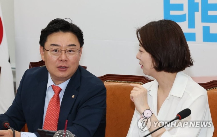 김성원 (왼쪽) 국회의원 (사진=연합뉴스)