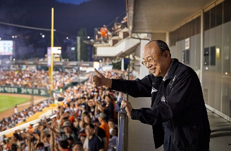 김승연 회장, 한화이글스 선수단에 ‘이동식 스마트TV’ 지급