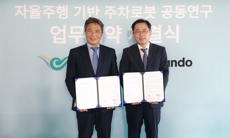 HL만도 조성현 부회장(오른쪽), 인천국제공항공사 이학재 사장(왼쪽)이 업무협약 체결 후 기념촬영을 하고 있다.(사진=HL만도)