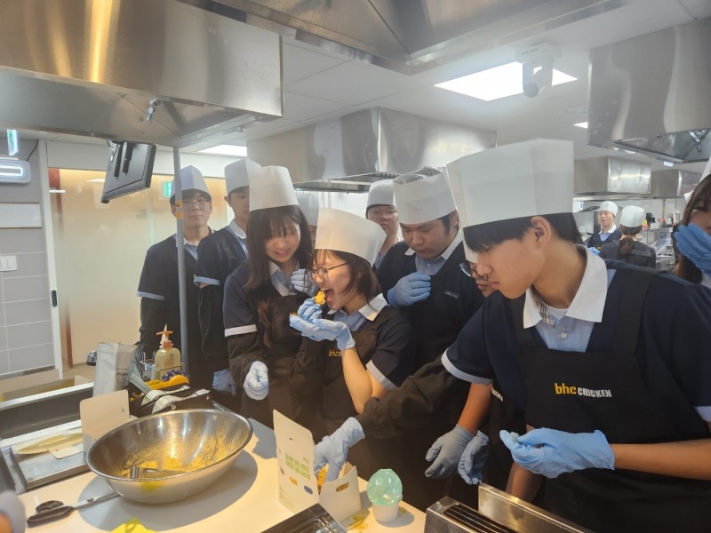 bhc 치킨, 서울디지텍고 학생 대상 'bhc 쿠킹클래스' 진행