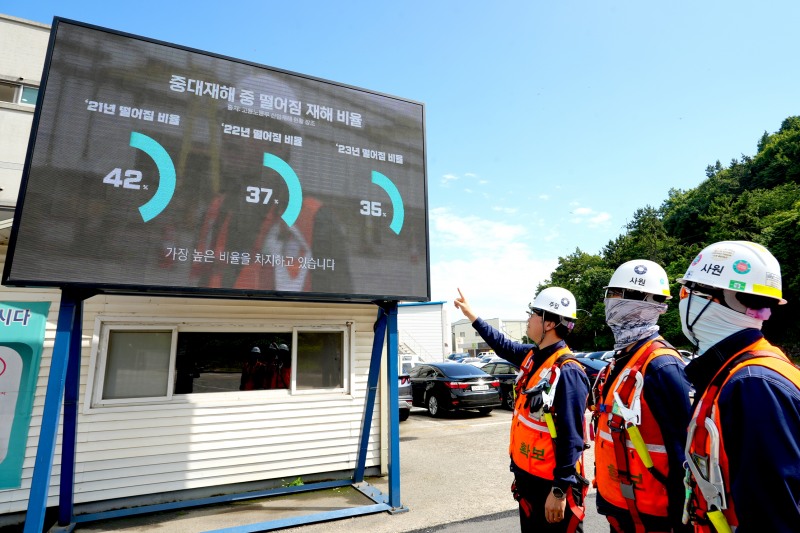 사업장 내 대형 디스플레이에서 상영 중인 영상물을 구성원들이 시청하고 있는 모습.(사진=SK오션플랜트)
