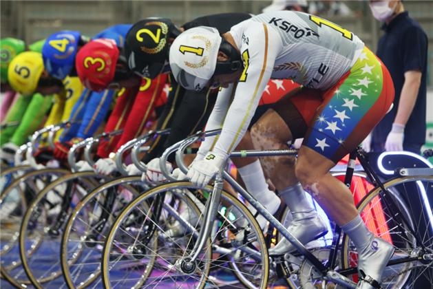 광명스피돔에서 임채빈을 비롯한 특선급 선수들이 자세를 취하며 출발신호를 기다리고 있다.(사진=국민체육진흥공단)