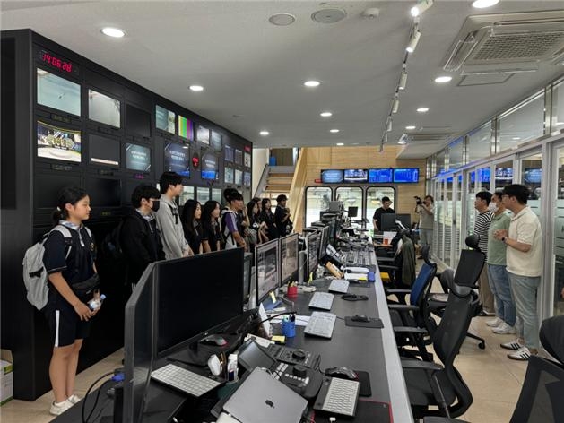 지난달 28일, 미사리 경정장 방송실에서 학생들이 뉴스 진행 실습을 하고 있다.(사진=국민체육진흥공단)
