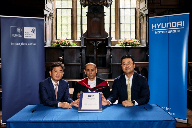 (왼쪽부터) HMG경영연구원장 김견 부사장, 옥스포드 대학 경영대 수미트라 두타(Soumitra Dutta) 학장, GSO본부장 김흥수 부사장이 ‘옥스포드-현대차그룹 미래연구센터’ 개소식에서 기념사진 촬영하는 모습.(사진=현대차그룹)
