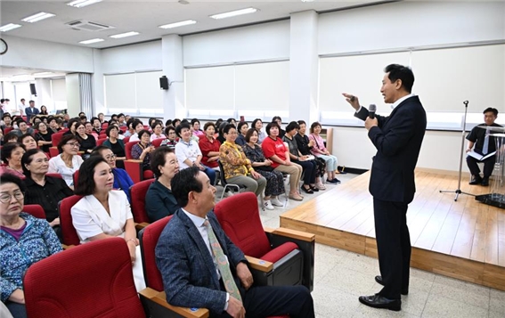 오세훈, ‘약자와 동행’ 정책 일환 만학도 어르신 대상 특별강연