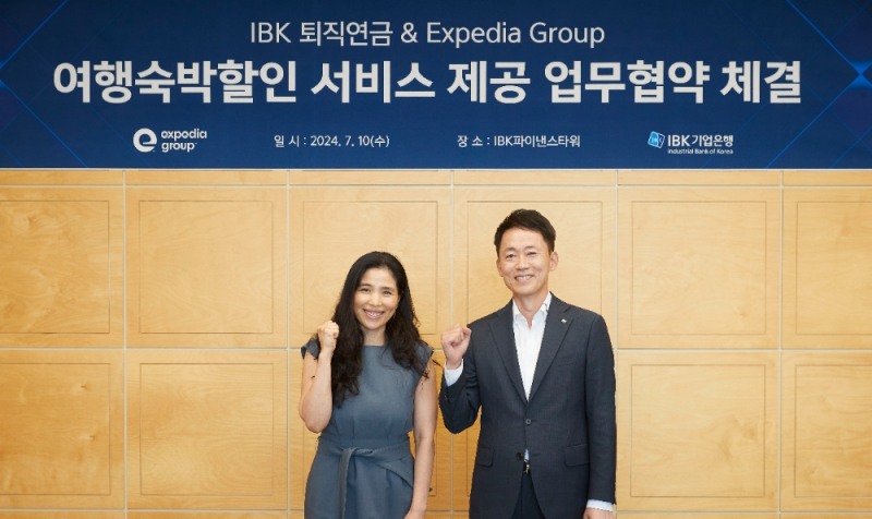 지난 10일 서울 중구 IBK파이낸스타워에서 열린 업무협약식에서 김태형 IBK기업은행 연금사업그룹 부행장(오른쪽)과 이의정 익스피디아그룹 전무(왼쪽)가 기념촬영을 하고 있는 모습. 사진=IBK기업은행