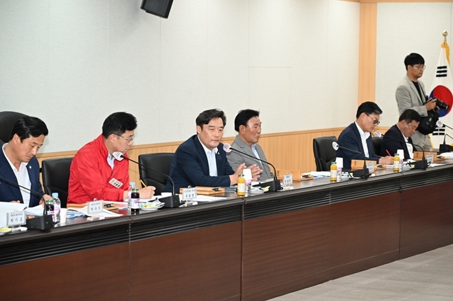 정동만 국회의원(좌측 세번째)와 국민의힘 소속 시·군의원들이 당정협의회를 진행하고 있다.(사진제공=부산 기장군)