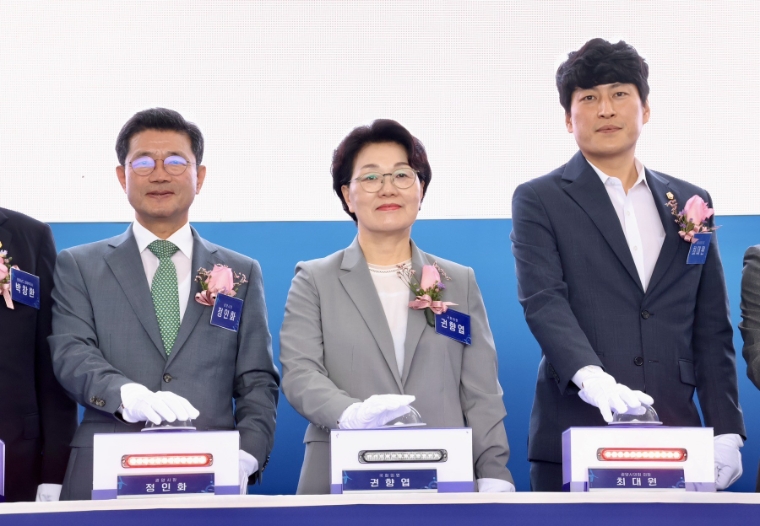 권향엽 (가운데) 국회의원 (사진=의원실)