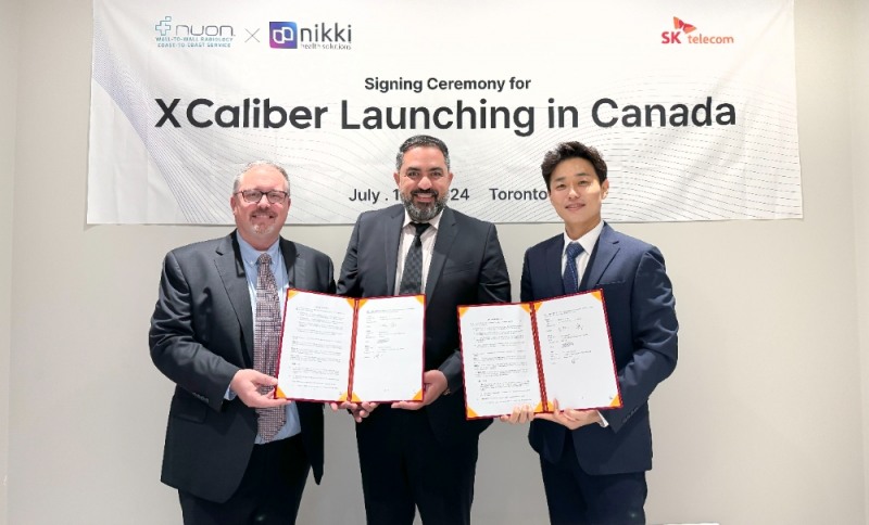 12일(현지시간) 캐나다 토론토 니키 헬스 솔루션 사무실에서 ‘엑스칼리버’ 유통계약 체결식을 가진 손인혁 SKT GS AIX 담당(사진 오른쪽)과 마크 리틀(왼쪽), PJ 모하이어(가운데) 뉴온앤니키 공동대표가 계약 체결 후 기념촬영을 하고 있다. 사진=SK텔레콤