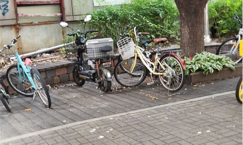 미관광장4호의 주변에 방치된 자전거와 너져분한 화단 주변