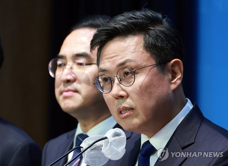 안도걸 (오른쪽) 국회의원 (사진=연합뉴스)