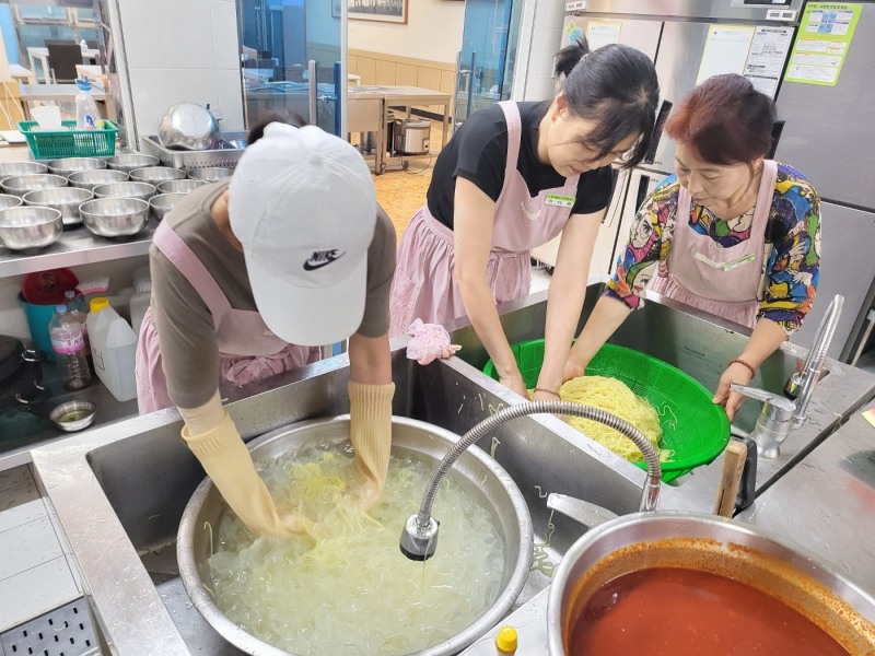 음식을 준비중인 봉사자들