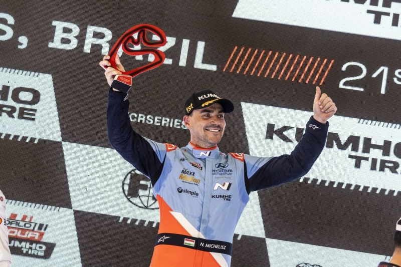 노버트 미첼리즈 선수가 7월 19~21일 열린 '2024 TCR 월드 투어' 브라질 레이스에서 우승을 차지하고 기뻐하는 모습.(사진=현대자동차)