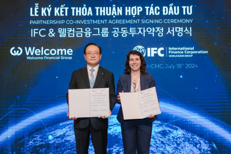 웰컴금융그룹 손종주 회장(좌)과 아리안 디 로리오 세계은행그룹 이사(우)가 공동투자약정 서명 이후 기념촬영을 하고 있다. 사진=웰컴금융그룹