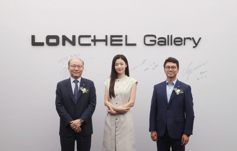 22일 서울 강남구 삼성동 '론첼 갤러리'에서 열린 오픈 행사에서 LX하우시스 한명호 사장(사진 왼쪽), B2B담당 박대진 이사(오른쪽), 광고모델 배우 전지현氏가 오픈 기념 사진을 찍고 있는 모습.(사진=LX하우시스)